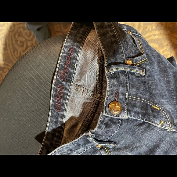 Guess jeans with gem on butt - Picture 3 of 5